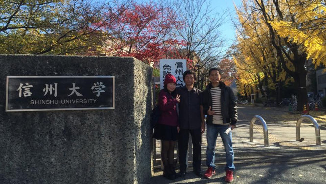 Thầy giáo Nguyễn Thế Vinh trong chuyến thăm hai học trò của mình đang du học tại Nhật Bản - Ảnh NVCC
