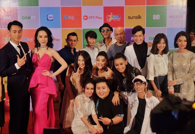 Dàn diễn viên, đạo diễn và giám đốc âm nhạc của Glee phiên bản Việt ra mắt truyền thông chiều 26-6 - Ảnh: MINH TRANG