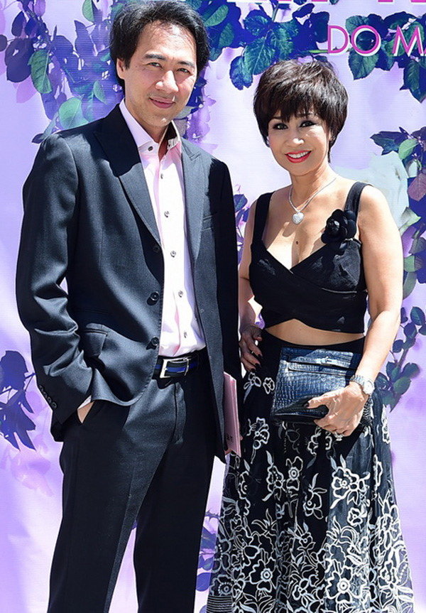 Khánh Hà (phải) và chồng - ca sĩ Tô Chấn Phong