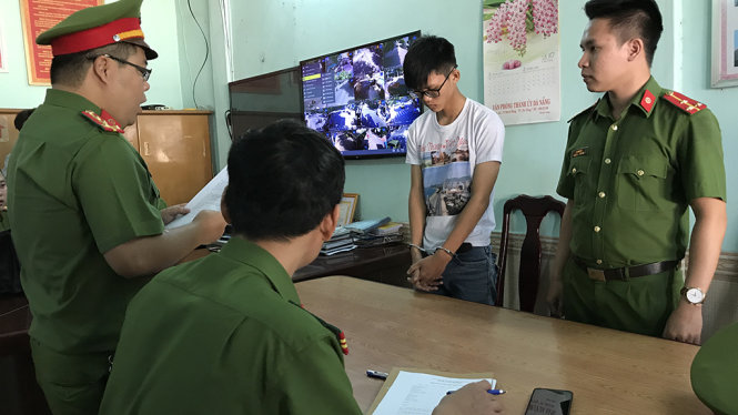 Cơ quan cảnh sát điều tra công an TP Đà Nẵng tống đạt quyết định khởi tố và bắt tạm giam 3 tháng đối với Nguyễn Trường Xuân - Ảnh: ĐOÀN CƯỜNG