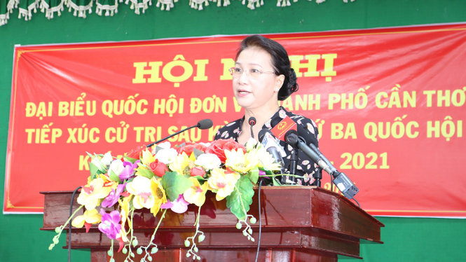 Chủ tịch Quốc hội Nguyễn Thị Kim Ngân trả lời cử tri phường Hưng Phú - Ảnh: LÊ DÂN