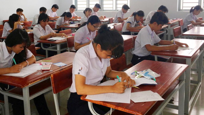 Các thí sinh làm bài thi tuyển sinh lớp 10 năm học 2017-2018 tại điểm thi Trường THPT Long Thành (huyện Long Thành, Đồng Nai) - Ảnh: Bình An