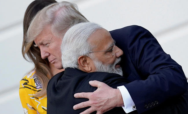Thủ tướng Ấn Độ Narendra Modi ôm tổng thống Mỹ Donald Trump (phải) trước khi rời Nhà Trắng ngày 26-6 - Ảnh: Reuters