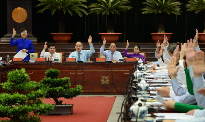 Ban chất hành Đảng bộ TP. HCM khóa X nhiệm kỳ 2015-2020 biểu quyết chường trình làm việc kỳ họp thứ 10,sáng 27-6 - Ảnh: Tự Trung