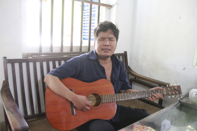 Người nghệ sĩ mù bên cây đàn ghita - Ảnh: Đoàn Cường