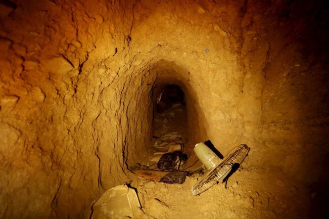Bên trong đường hầm của IS tại thị trấn Sinjar, Iraq - Ảnh: Reuters