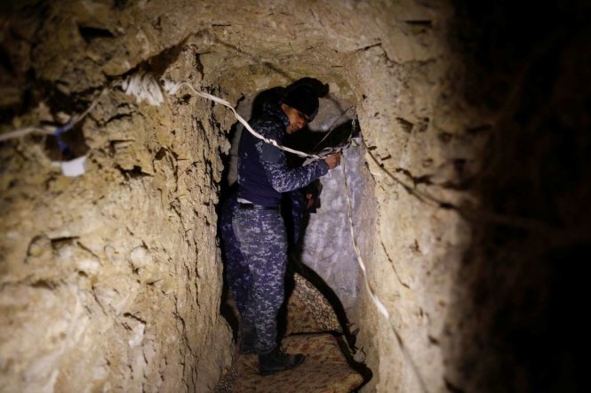 Bên trong đường hầm của IS ở vùng ngoại ô Albu Saif, phía nam Mosul, khu vực lực lượng quân đội Iraq vừa chiếm lại được gần đây - Ảnh: Reuters