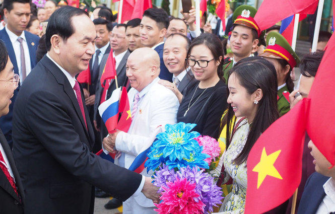 Chủ tịch nước Trần Đại Quang trò chuyện với cộng đồng người Việt tại lễ đón chính thức ở sân bay quốc tế Vnukovo đầu giờ chiều 28-6 - Ảnh: QUỲNH TRUNG