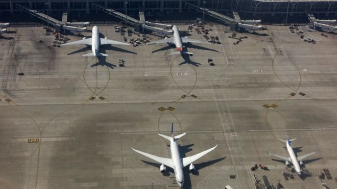 Cảnh sát đã được gọi đến sân bay sau khi hành khách phát hiện hành vi bất thường của nữ hành khách và lo ngại an toàn bay - Ảnh: Getty