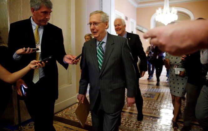 Lãnh đạo phe đa số thượng viện Mỹ Mitch McConnel sánh bước cùng các nghị sĩ khác tại đồi Capitol ngày 22-6 - Ảnh: Reuters