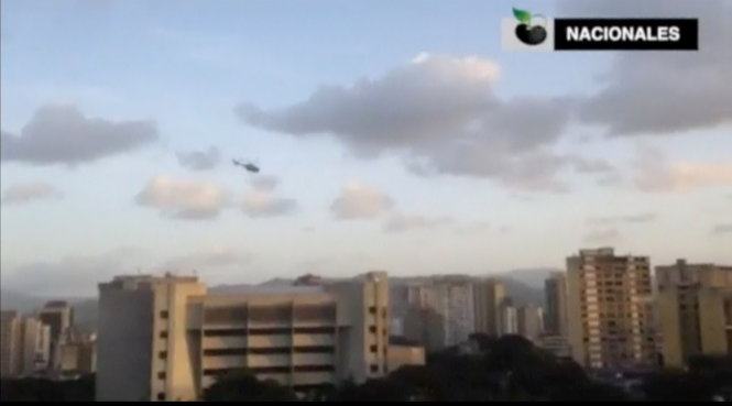 Chiếc trực thăng bay đi sau khi ném lựu đạn xuống sân Tòa án Tối cao - Ảnh: Reuters