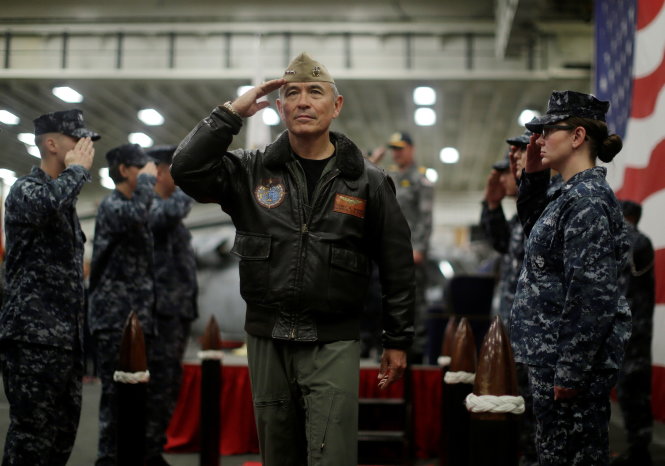 Đô đốc hải quân Mỹ Harry Harris chào binh sĩ trong buổi lễ đánh dấu cuộc tập trận thường niên - Ảnh: Reuters