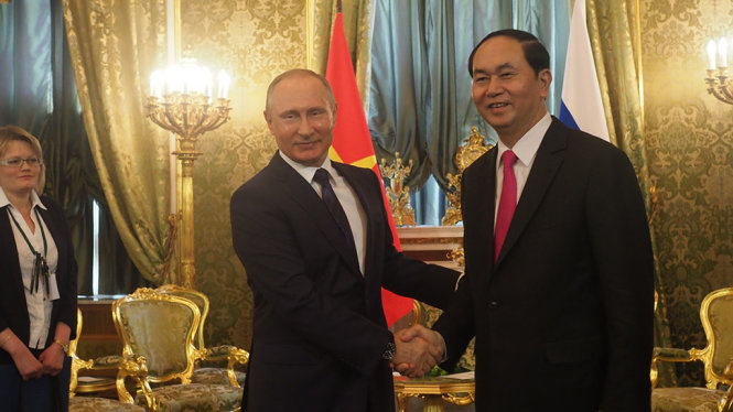Chủ tịch nước Trần Đại Quang bắt tay Tổng thống Putin tại điện Kremlin chiều 29-6 - Ảnh: QUỲNH TRUNG