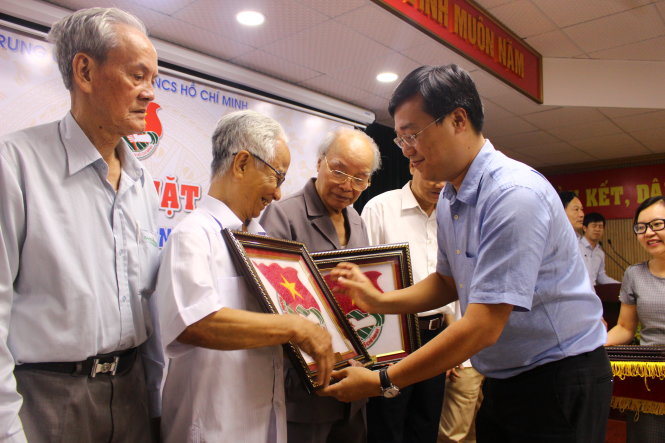 Anh Lê Quốc Phong, Bí thư thứ nhất Trung ương Đoàn, tặng quà cho các cựu chuyên gia - ẢNH: Hà Thanh