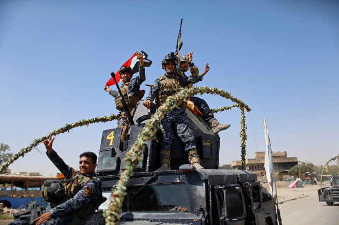 Cảnh sát Iraq tham gia chiến dịch giải phóng Mosul trở về sau một đợt truy quét ngày 28-6 - Ảnh: Reuters