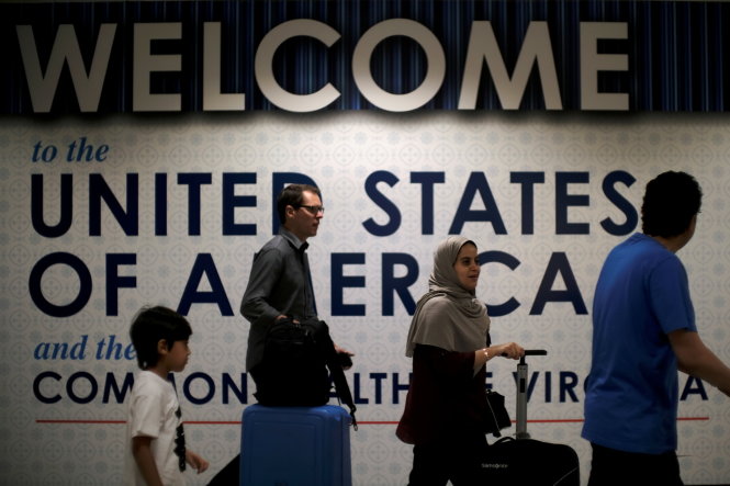 Người nhập cảnh vào Mỹ ở sân bay quốc tế  Washington Dulles tại thành phố Dulles, bang Virginia - Ảnh: Reuters