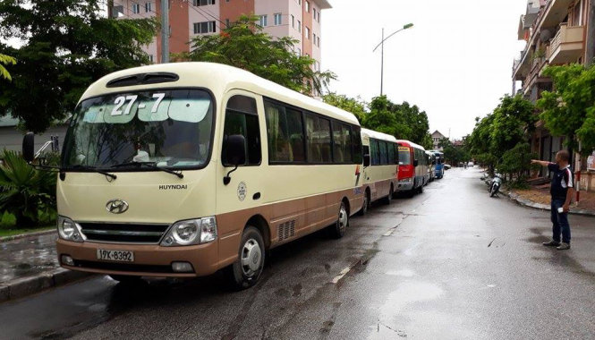 Hàng dài xe khách kéo về cổng Sở Giao thông vận tải Thái Bình để phản đối việc dừng hoạt động các tuyến xe khách nội tỉnh - ẢNH: Khánh Linh