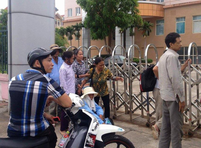Cổng Sở Giao thông vận tải đóng chặt trong chiều 29-6 - ẢNH: Khánh Linh