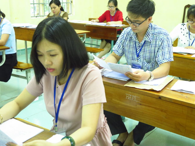 Các giáo viên đang chấm thi môn Ngữ văn kỳ thi THPT quốc gia 2017 tại một tỉnh phía Bắc- ảnh: Ngọc Hà