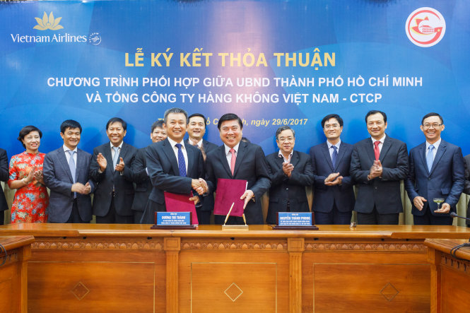 Chủ tịch UBND TPHCM và Tổng giám đốc Vietnam Airlines trao thỏa thuận hợp tác. Ảnh CTV