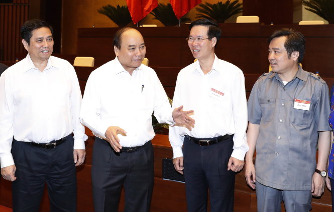 Thủ tướng Nguyễn Xuân Phúc và trưởng Ban Tuyên giáo trung ương Võ Văn Thưởng (thứ hai và thứ ba từ trái qua) tại hội nghị - Ảnh: TTXVN