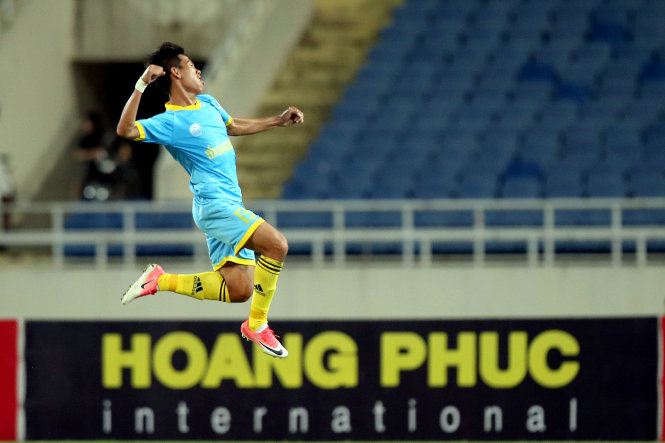 Cầu thủ Nguyễn Hoàng Quốc Chí của Sanna Khánh Hoà BVN ăn mừng sau khi nâng tỉ số trận đấu lên 2-0. Ảnh: NGUYỄN KHÁNH