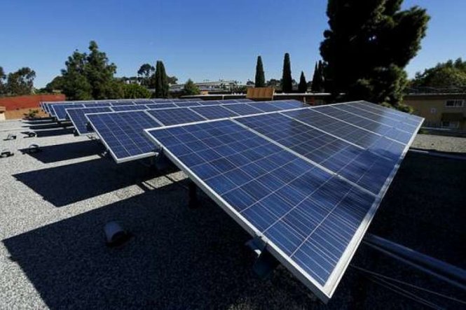 Các tấm pin năng lượng mặt trời trên nóc một tòa nhà ở California - Ảnh: Reuters