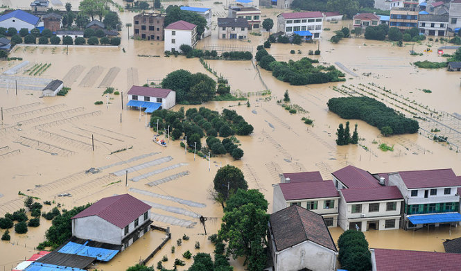 Thành phố Lưu Dương, tỉnh Hồ Nam, bị nước lũ bao vây - Ảnh: Global Look Press