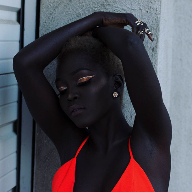 Cô gái 24 tuổi này đang tạo ra 'làn sóng' trong ngành công nghiệp thời trang với làn da đen hơn cả than