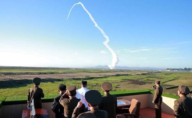 Lãnh đạo Triều Tiên Kim Jong Un tại nơi thử nghiệm hệ thống phòng không - Ảnh: Reuters