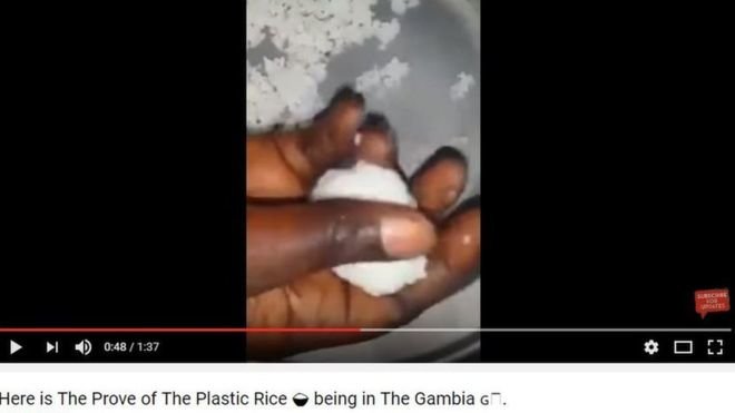 Một hình ảnh cắt ra từ video được tung lên mạng xã hội để chứng minh sự tồn tại của gạo nhựa - Ảnh: Youtube