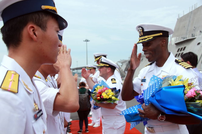 Đại tá Alexis T. Walker -  chỉ huy biên đội tàu khu trục 7 (phải) – trưởng đoàn Hải quân Hoa Kỳ chào đại diện Hải quân VN sau khi xuống tàu - Ảnh: Trung Tân