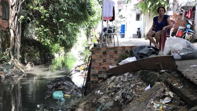 Người dân sống dọc kênh Hy Vọng (Q.Tân Bình, TP.HCM) mong dự án sớm được triển khai để họ chỉnh trang nhà cửa, ổn định cuộc sống - Ảnh: Quang Khải