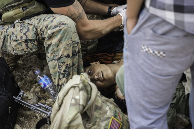Quân y nỗ lực cứu một nạn nhân bị bắn tỉa trong vô vọng