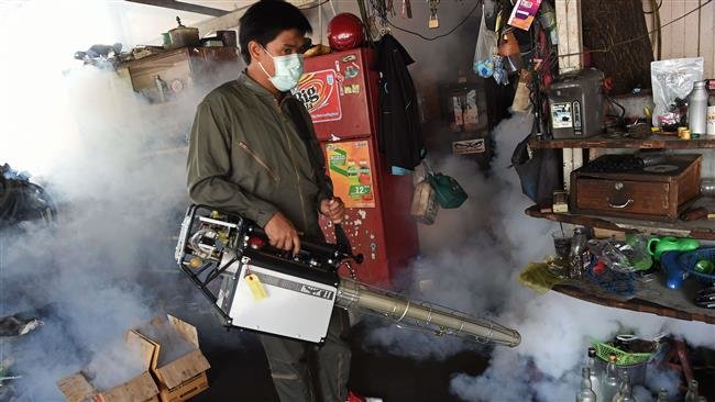 Một nhân viên công ích đang phun thuốc diệt muỗi tại khu vực có lây nhiễm zika ở Bangkok, Thái Lan - Ảnh: AFP