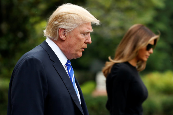 Tổng thống Mỹ Donald Trump và phu nhân rảo bước bên ngoài Nhà Trắng ngày 5-7 - Ảnh: Reuters