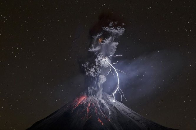 Núi lửa Colima ở Mexico trong đợt phun trào ngày 13-12-2015 - Ảnh: Sergio Tapiro Velasco