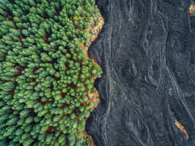 Ảnh chụp ở Sicily, Ý bằng camera bay. Phía màu đen là nham thạch từ vụ phun trào dữ dội của núi lửa Etna vào năm 2002 - Ảnh: Placido Faranda