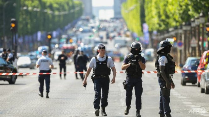 Cảnh sát bảo vệ hiện trường vụ tấn công bằng xe chở vũ khí và ga trên đại lộ Champs-Elysees ở Paris - Ảnh: AFP