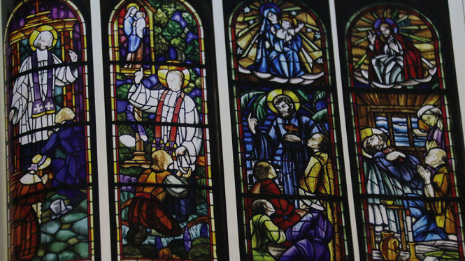 Hệ thống kính màu được thiết kế rất đặc sắc và phối sáng hài hòa trong Nhà thờ Đức Bà - Ảnh: TL chụp lại