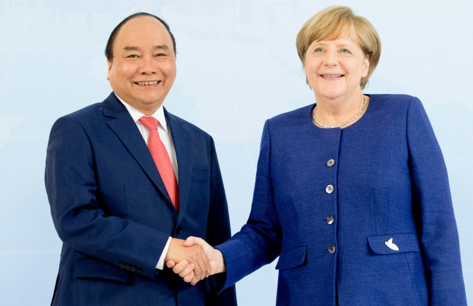 Thủ tướng Nguyễn Xuân Phúc và Thủ tướng Angela Merkel tại Hamburg tối 6-7, giờ địa phương. Ảnh: AFP