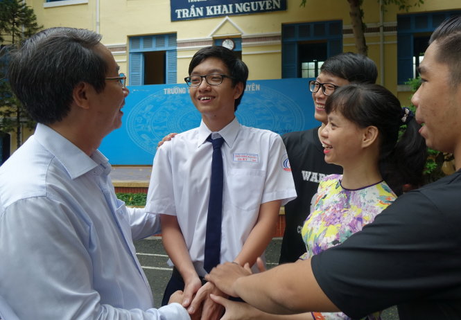 Thầy cô và các bạn Trường THPT Trần Khai Nguyên, Q.5, TP.HCM chúc mừng em Huỳnh Gia Huy đạt điểm 10 hai môn toán và tiếng Anh kỳ thi THPT quốc gia năm 2017 - Ảnh: Như Hùng
