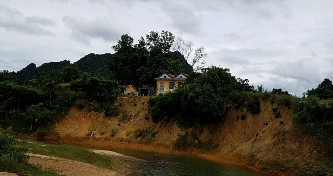 Chỉ sau vài năm, mép sông đã ăn sâu vào đất liền vài chục mét tại khu vực sau lưng trạm y tế xã Phúc Trạch - Ảnh: Quốc Nam