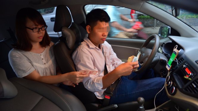 Uber, Grab được người dân lựa chọn vì tiện lợi, chi phí thấp - Ảnh: Quang Định