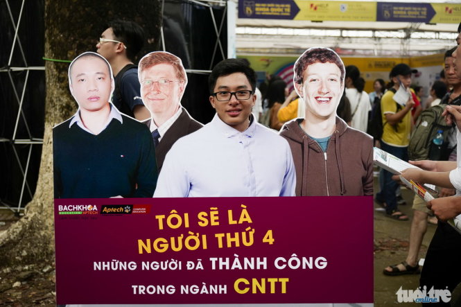 Một bạn học sinh chụp ảnh lưu niệm tại gian trưng bày của trường Bách Khoa Aptech - Ảnh: Nguyễn Khánh