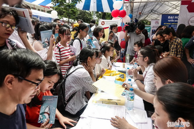 Gian tư vấn của trường ĐH Ngoại thương Hà Nội tập trung khá đông các bạn học sinh - Ảnh: Nguyễn Khánh