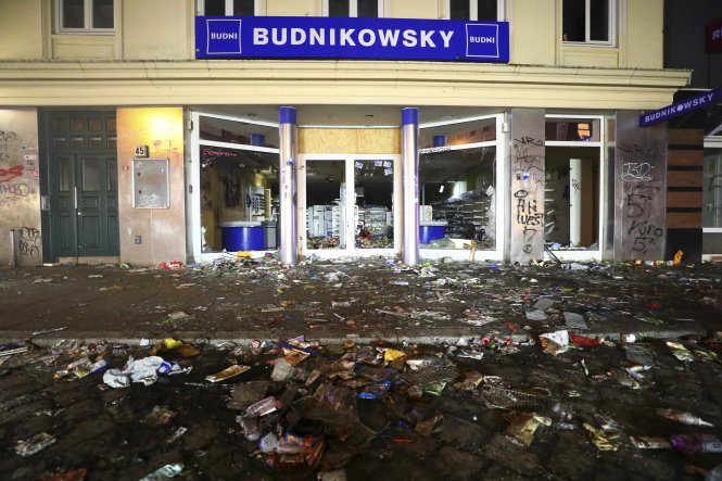 Một cửa hàng bị cướp phá tại Hamburg - Ảnh: Reuters