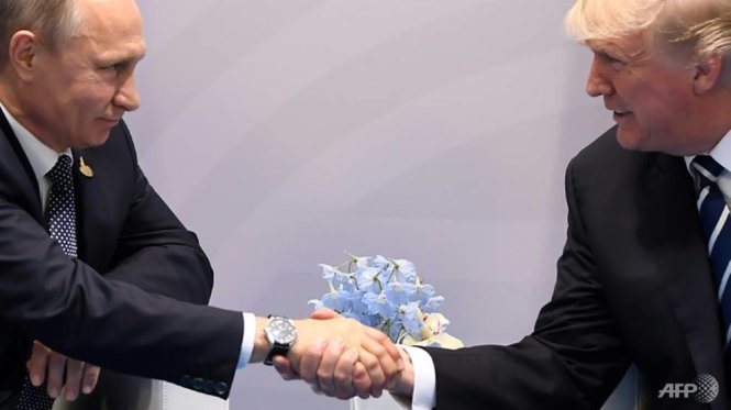 Tổng thống Mỹ Donald Trump (phải) bắt tay tổng thống Nga Vladimir Putin trong cuộc họp bên lề hội nghị G20 ở Hamburg, Đức - Ảnh: AFP