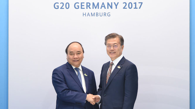 Thủ tướng Nguyễn Xuân Phúc gặp song phương Tổng thống Hàn Quốc Moon Jae-in bên lề G20 tại Hamburg ngày 7-7 - Ảnh: QUANG HIẾU