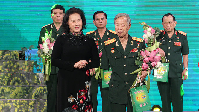 Chủ tịch Quốc hội Nguyễn Thị Kim Ngân trao tặng hoa cho Anh Hùng La Văn Cầu - Ảnh: Nguyễn Khánh